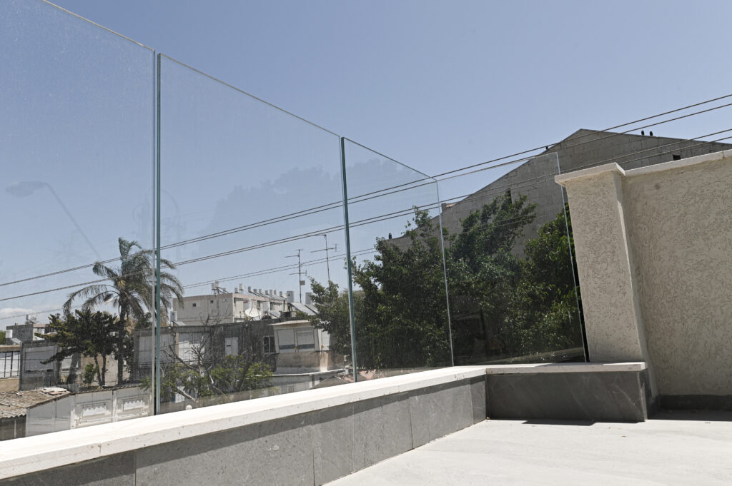 גדר זכוכית למרפסת
