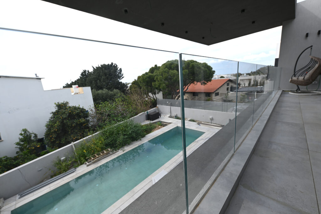 מעקה מרפסת זכוכית
