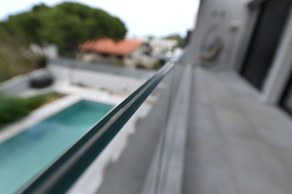 גדר זכוכית לבריכה