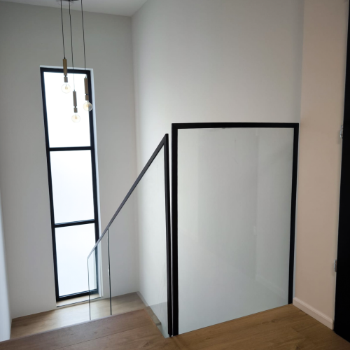 עיצוב מעקה זכוכית לפנים הבית