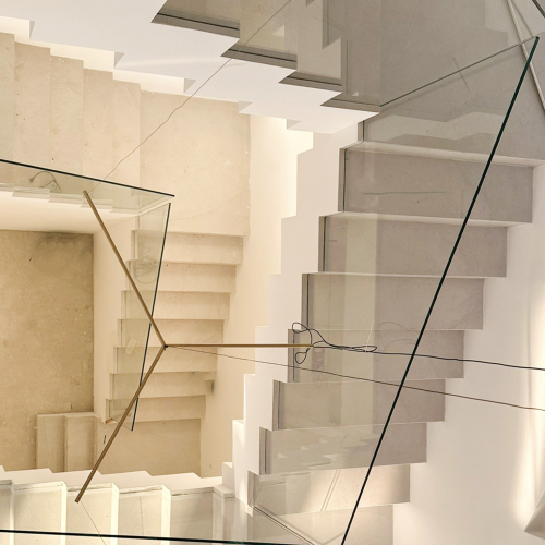 זכוכית חתוכה לפיר מדרגות