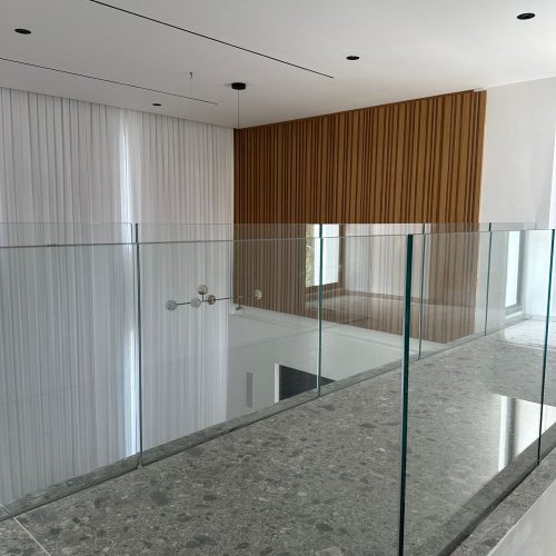 יתרונות מעקה זכוכית בבית